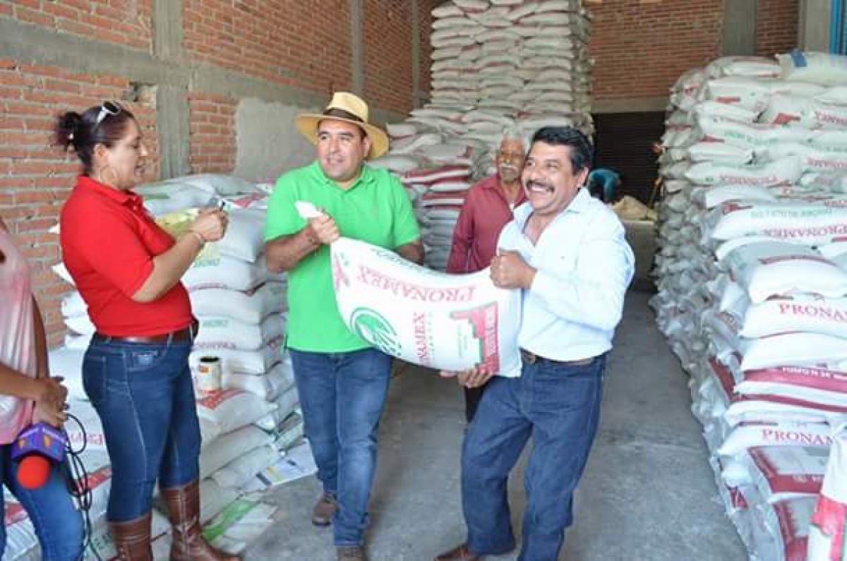 Entrega Agustín Alonso Gutiérrez fertilizantes a productores de Yautepec