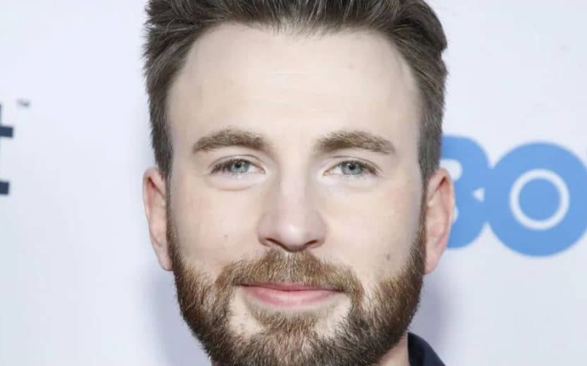 Chris Evans comparte video tocando el piano y se vuelve viral