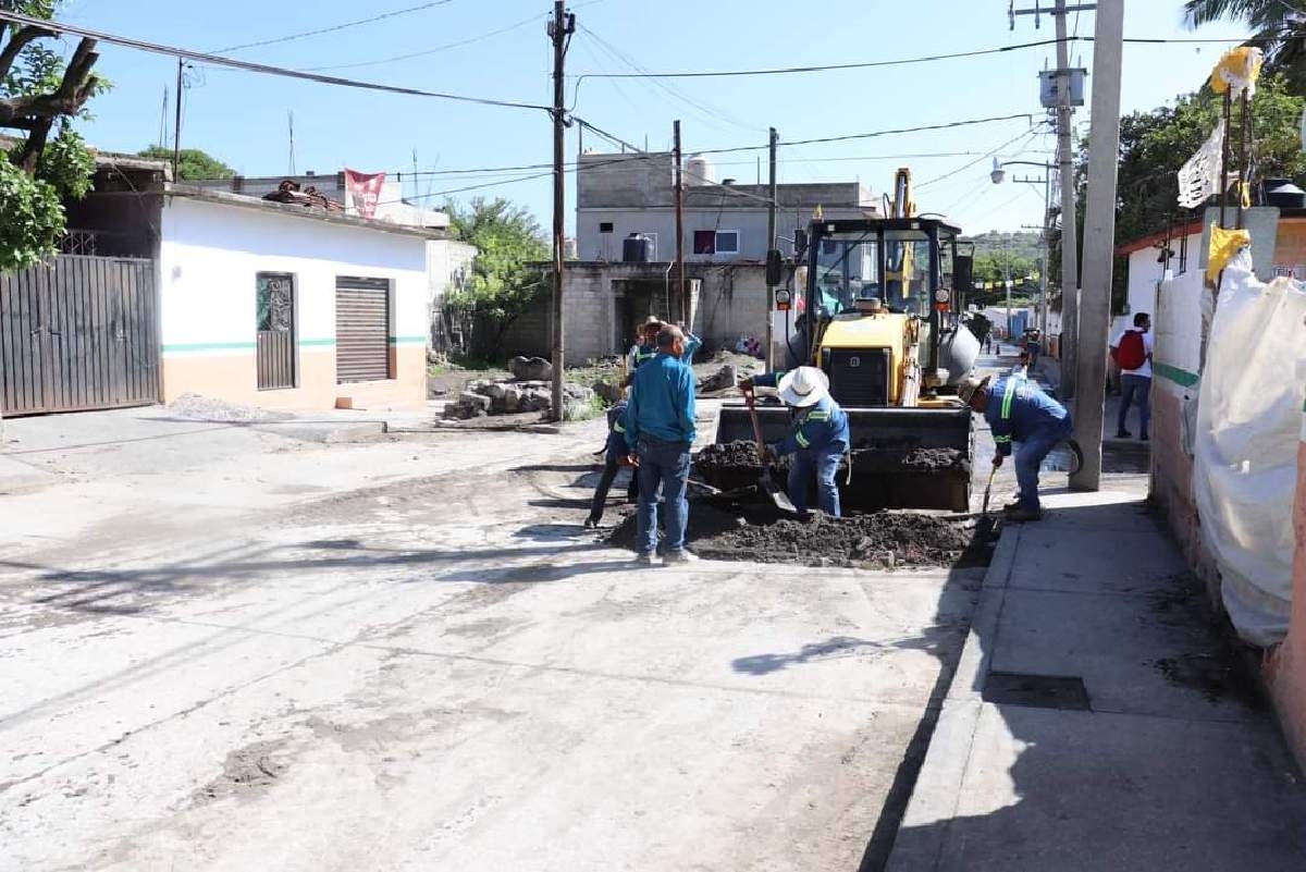 Inician retiro de escombro de la vía pública en Coatetelco