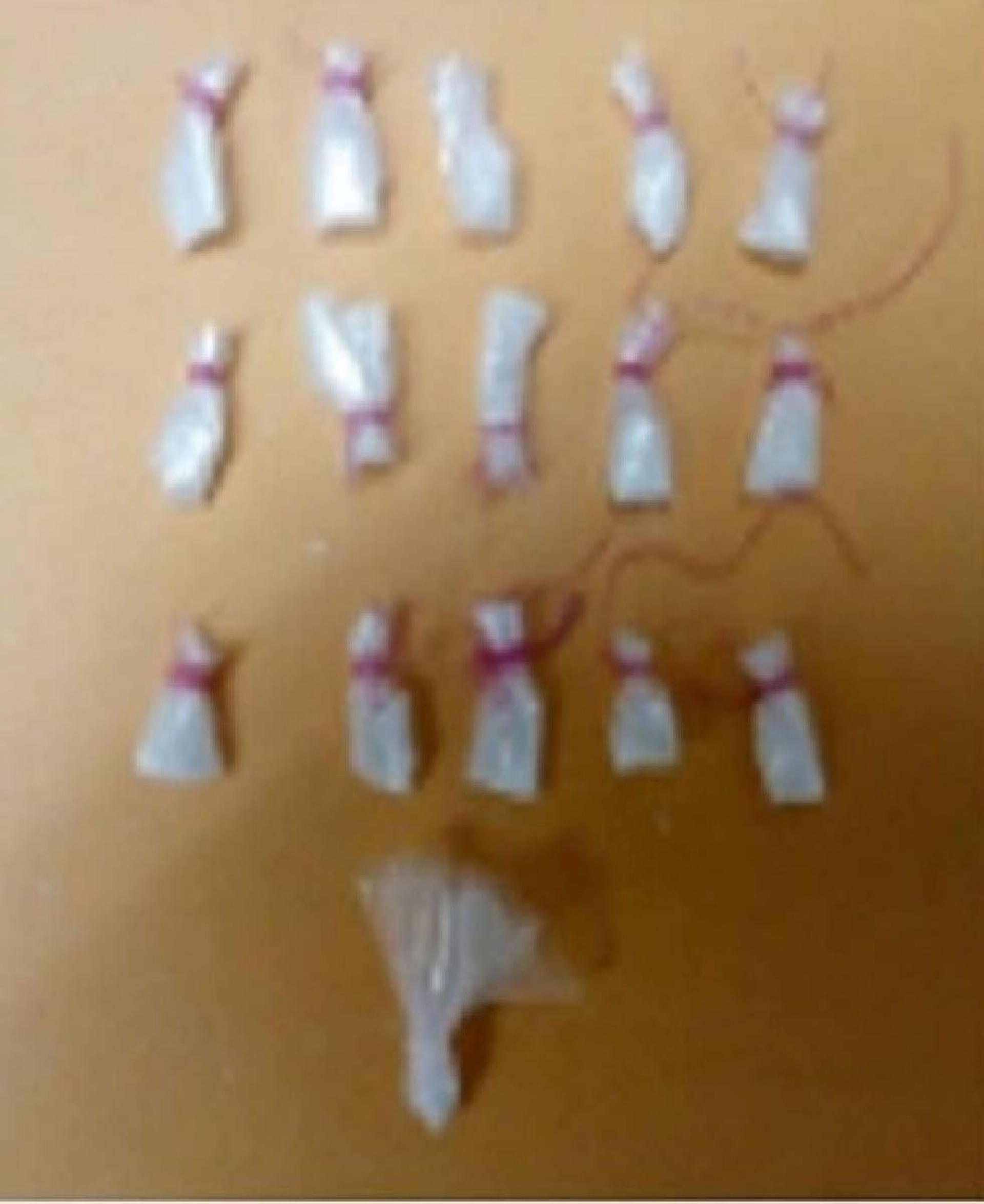 Arrestan a dos jóvenes en poder de 16 dosis de cocaína
