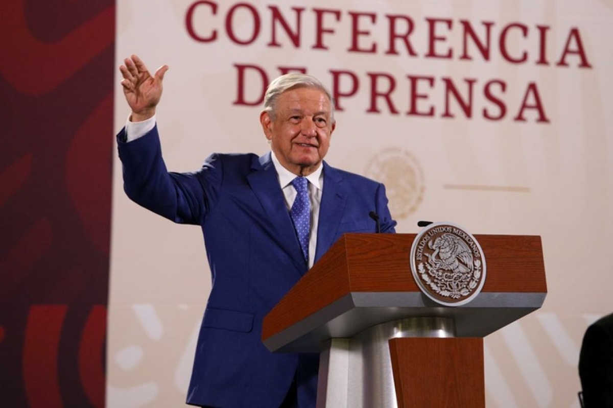 AMLO acusa de 'politiquería' la instalación de boyas en el Río Bravo