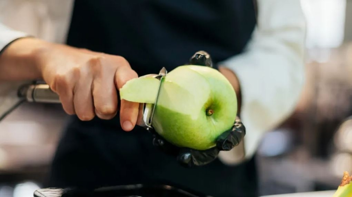 ¿Cuáles son los beneficios de trapear tu casa con cáscara de manzanas y cómo hacerlo?
