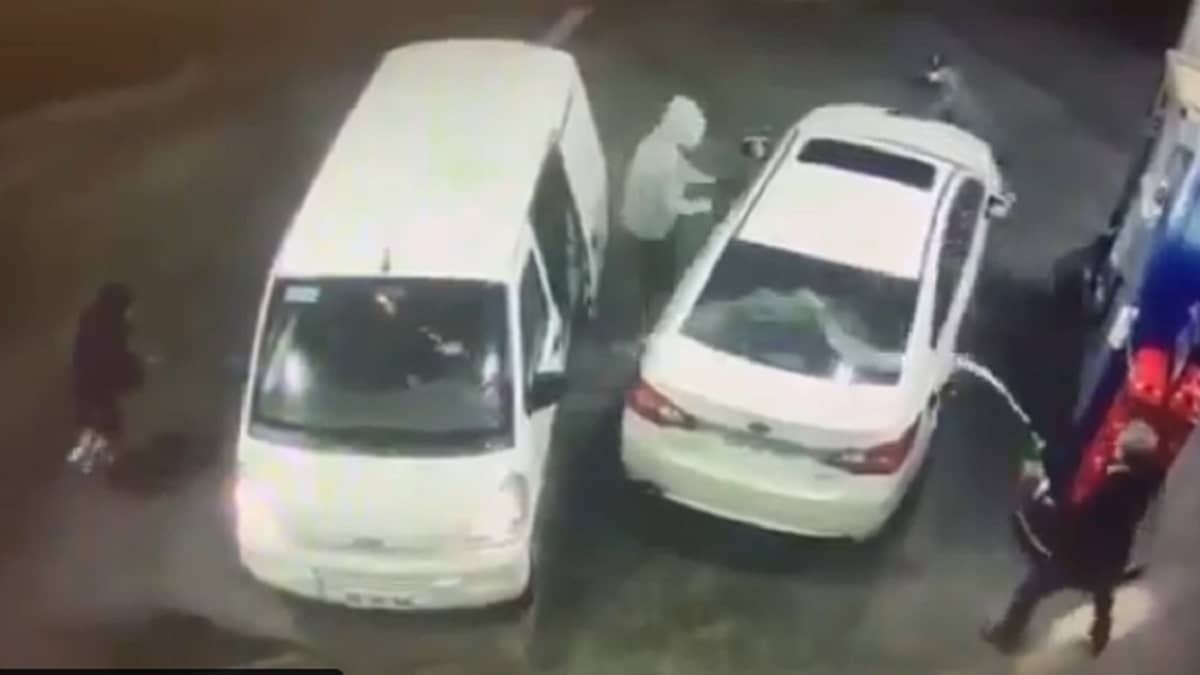 Hombre evita asalto bañando con gasolina a los ladrones