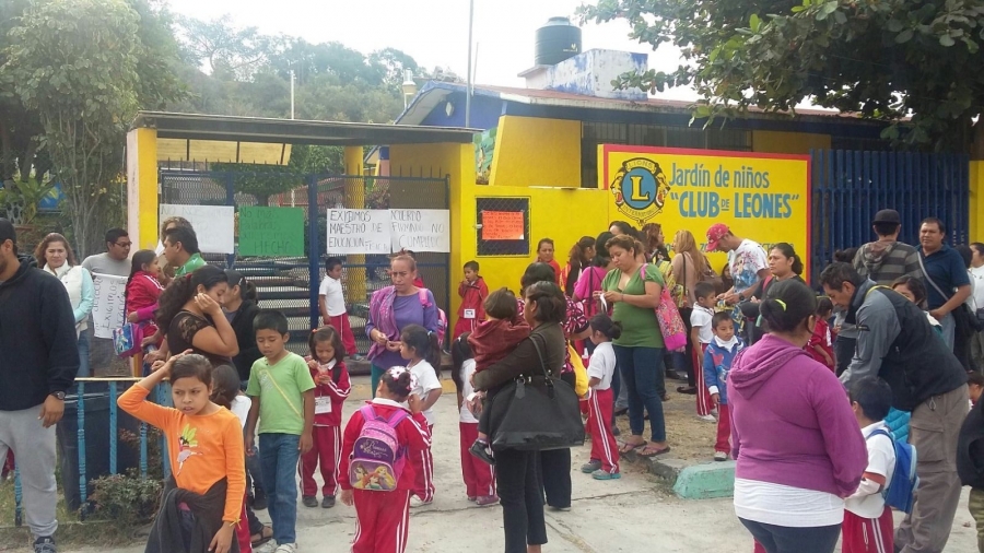 Padres de familia toman las instalaciones del jardín de niños Club de Leones en Tequesquitengo