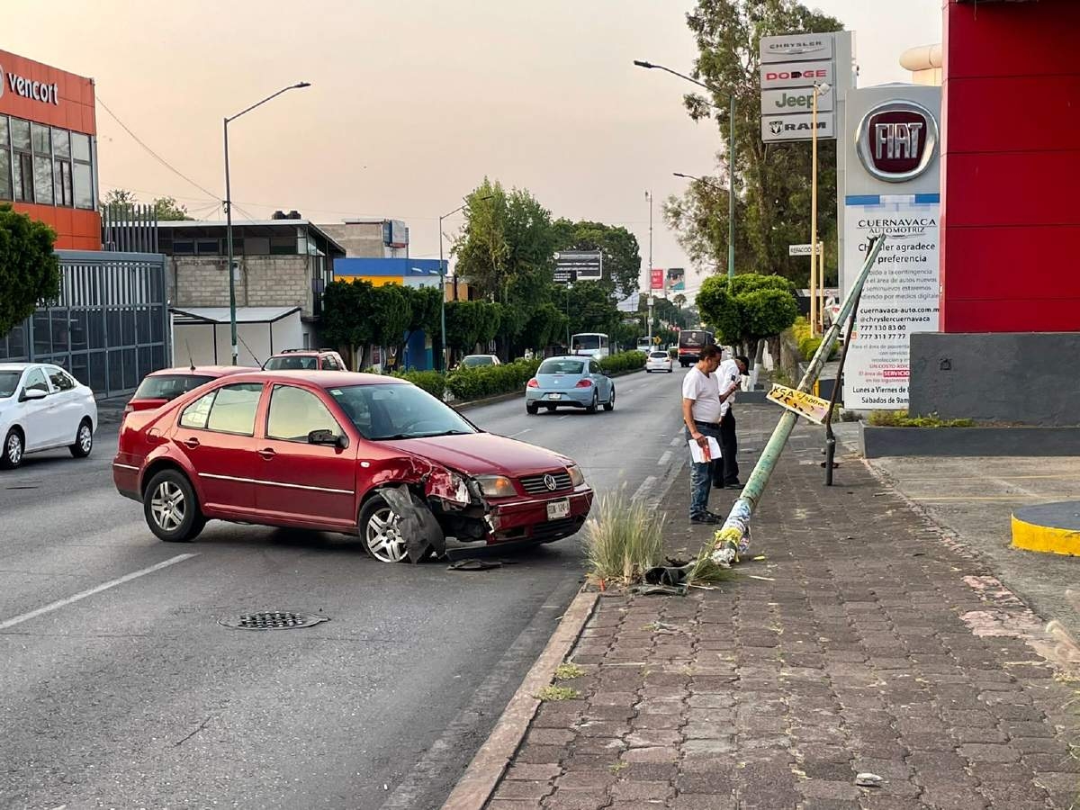 Tiró un poste al evitar chocar contra un auto