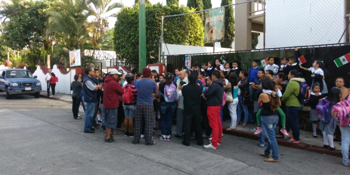 Toman padres de familia instalaciones de una primaria ubicada en San Antón