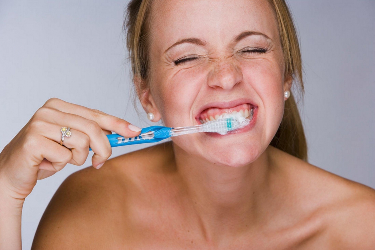 ¿Por qué debes lavar los dientes en la noche?