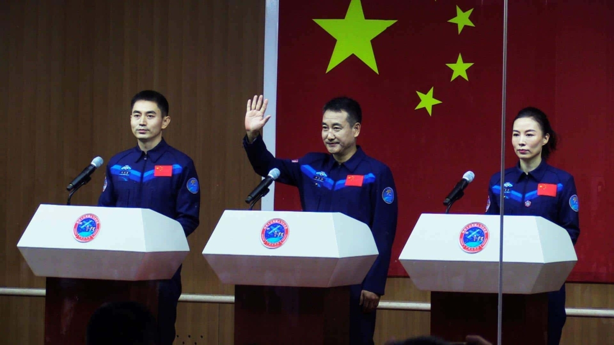 China lanza nave con nueva tripulación a su estación espacial