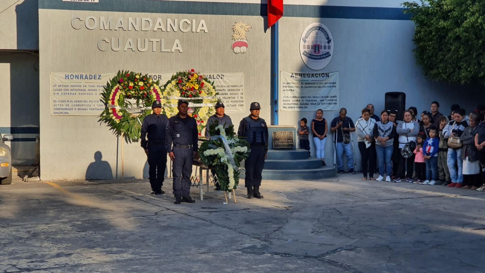Rinden en Cuautla homenaje de cuerpo presente a policía fallecido