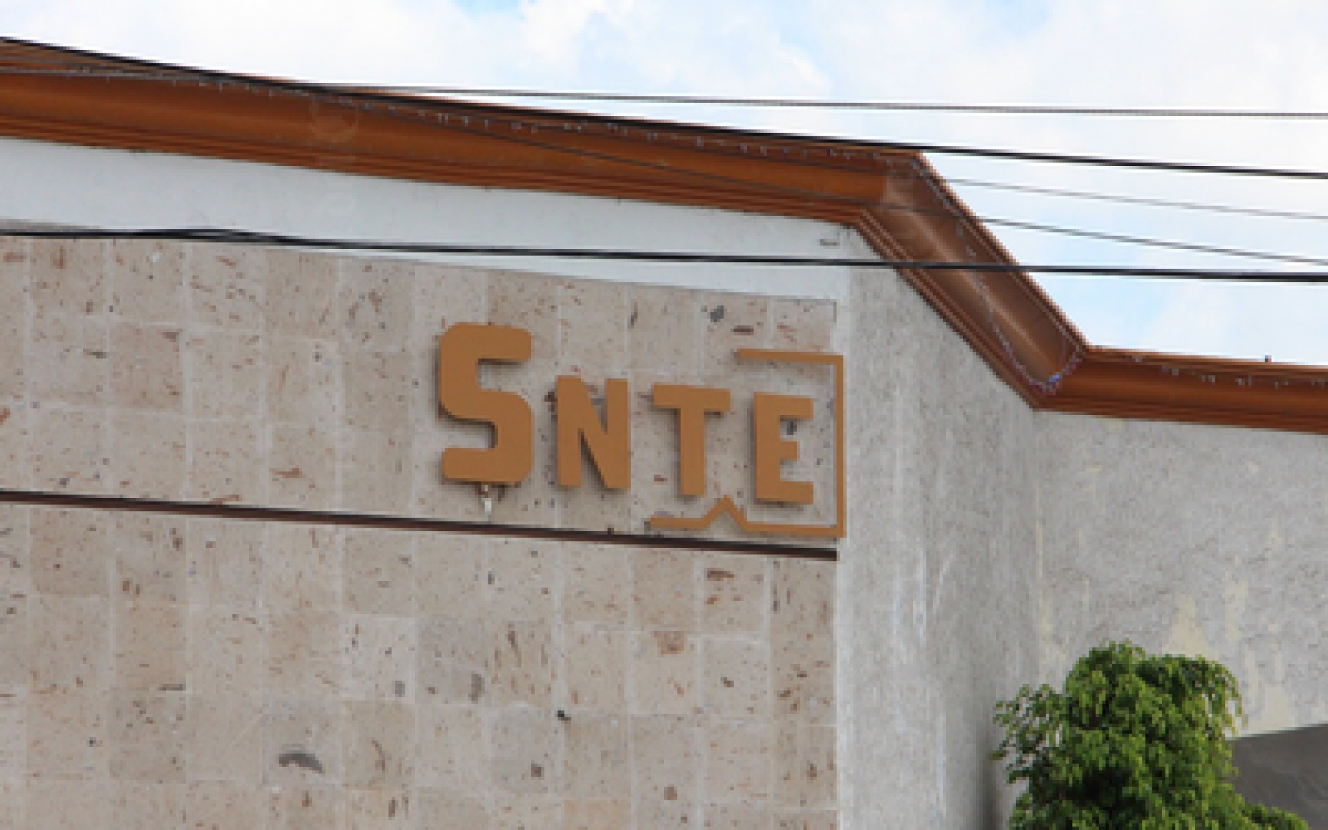 Pese a la pandemia, jubilados del SNTE insisten en cobrar por cheque