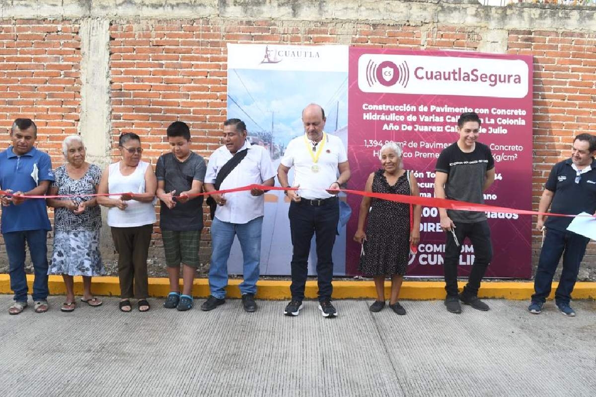 Entregan pavimentación de calle en colonia de Cuautla