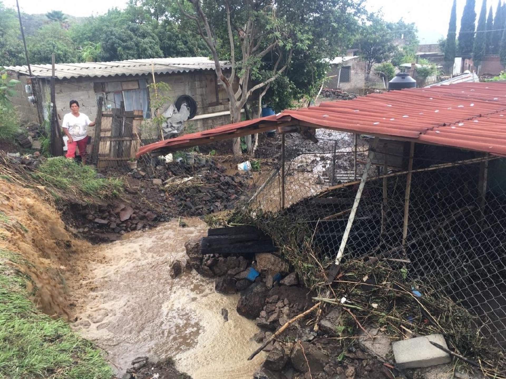 Evacúan a 50 personas por desbordamiento del río Yautepec en Atlatlahucan