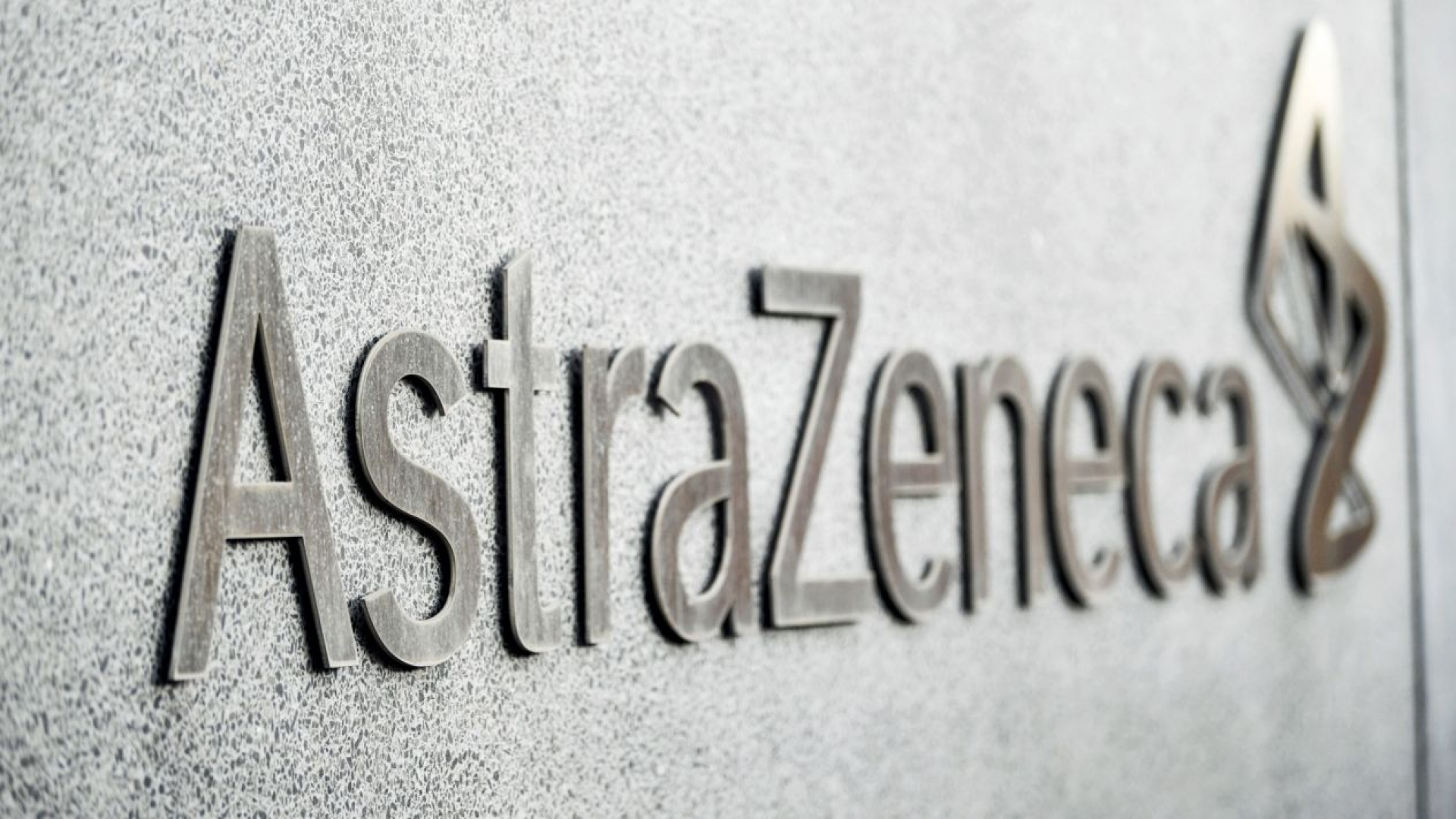 AstraZeneca cierra acuerdo para producir 400 millones de dosis de su vacuna contra COVID-19