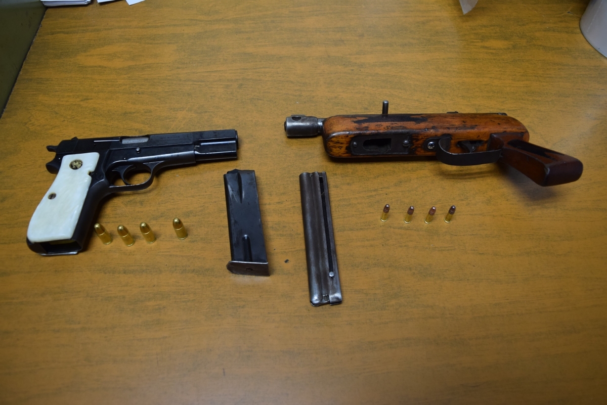 Acusan a un hombre de portar dos pistolas