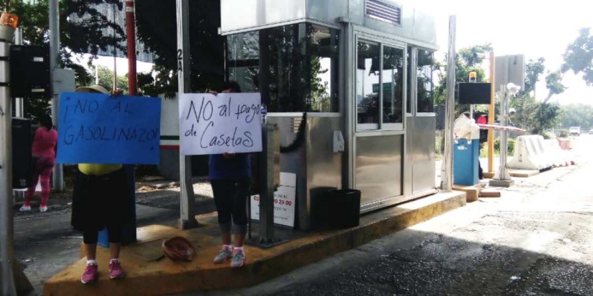 "Liberan" vecinos de Xochitepec y transportistas paso de caseta de cobro, en rechazo al "gasolinazo"