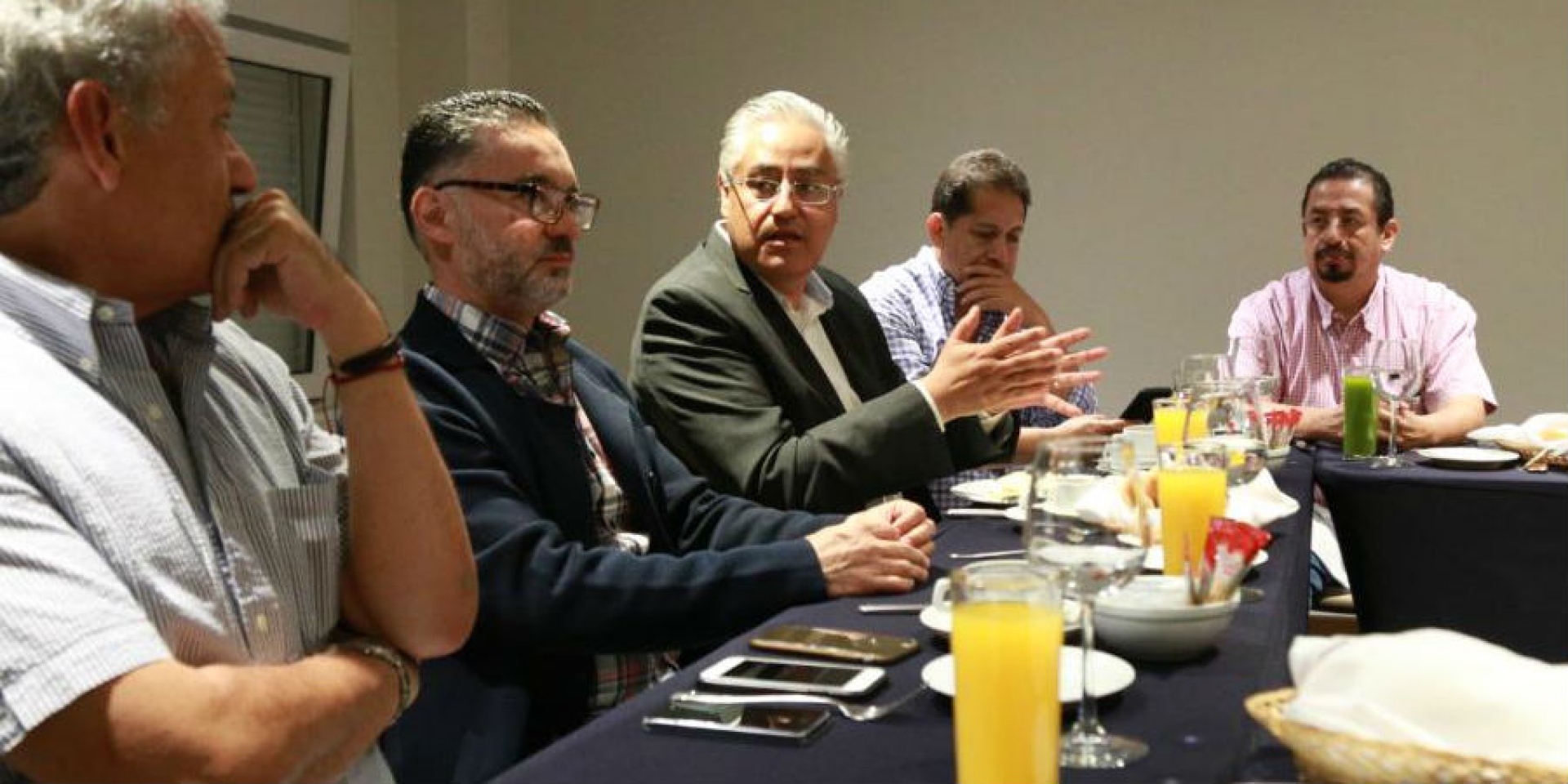 Se reúne ex rector de la UAEM con empresarios