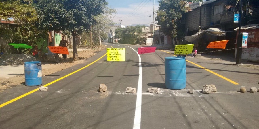 Bloquean vecinos avenida en Cuernavaca; denuncian la falta de banquetas y topes