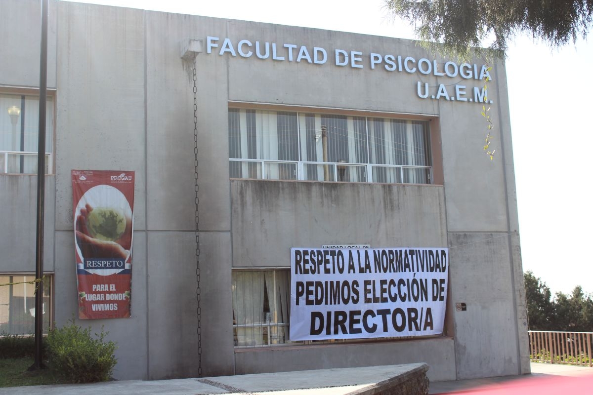 Académicos cierran la Facultad de Psicología para exigir nuevo director