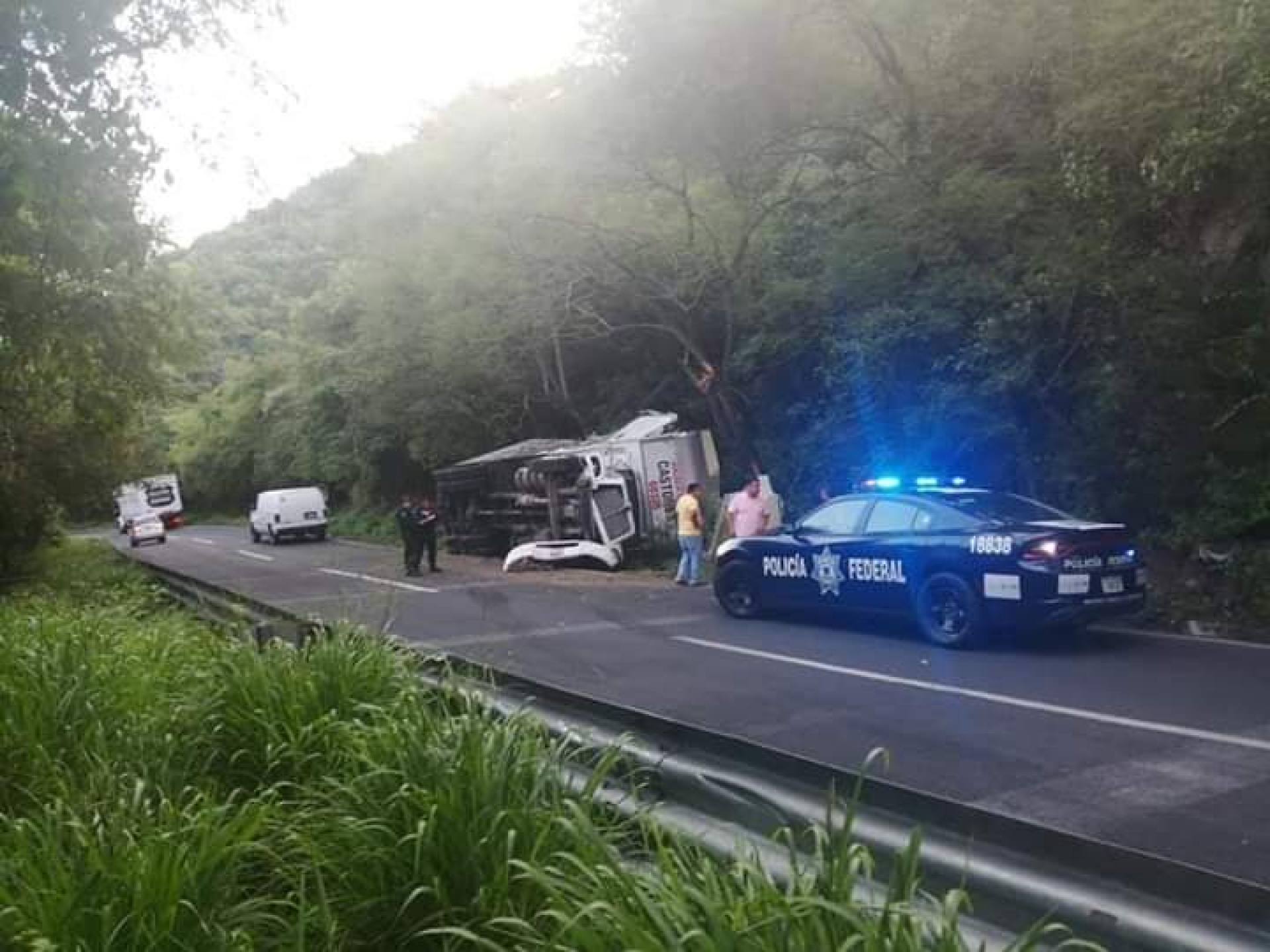 Volcadura en el “Cañón de Lobos” deja un herido