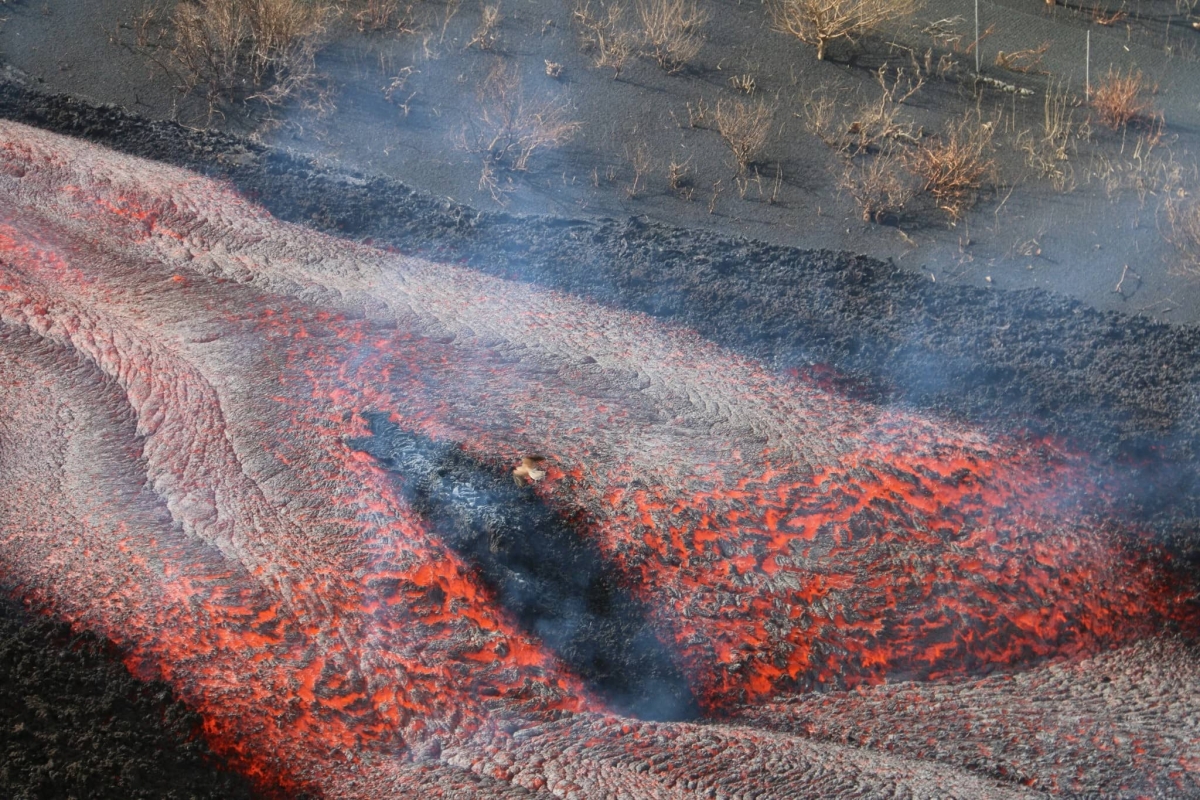 Volcán Cumbre Vieja en España expulsa nueva colada de lava