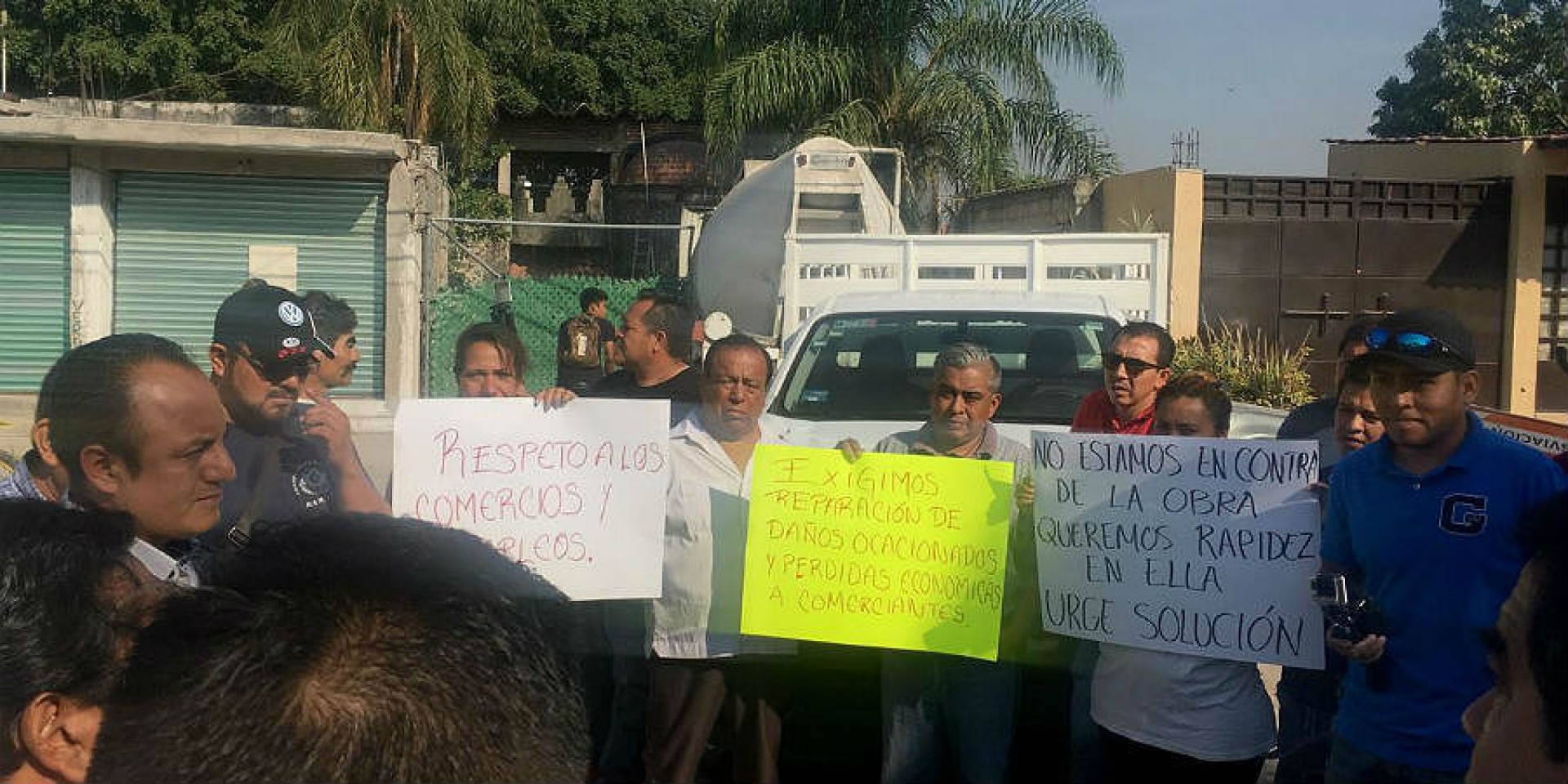 Se manifiestan comerciantes de Emiliano Zapata