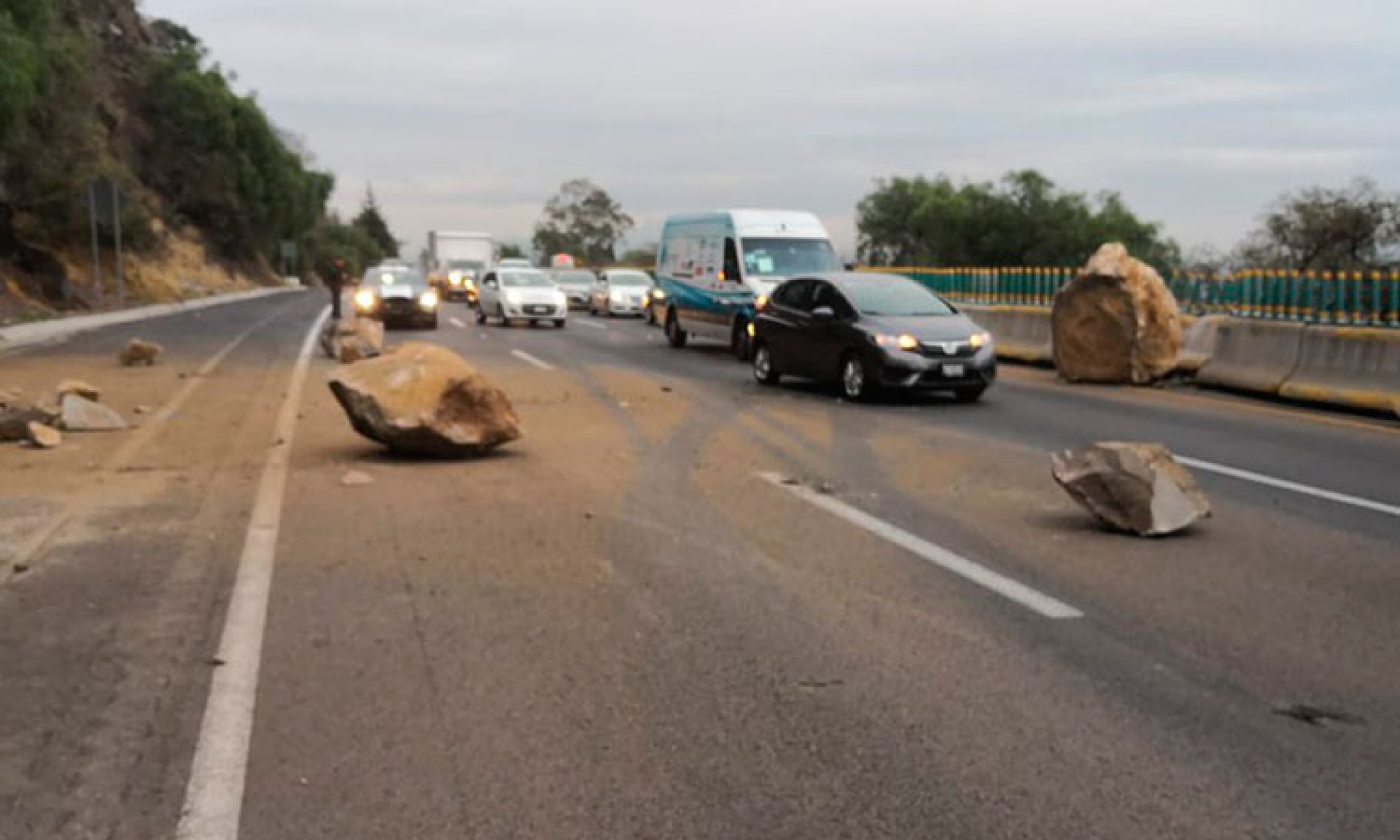 Fotos: Caen piedras gigantes en la México-Cuernavaca