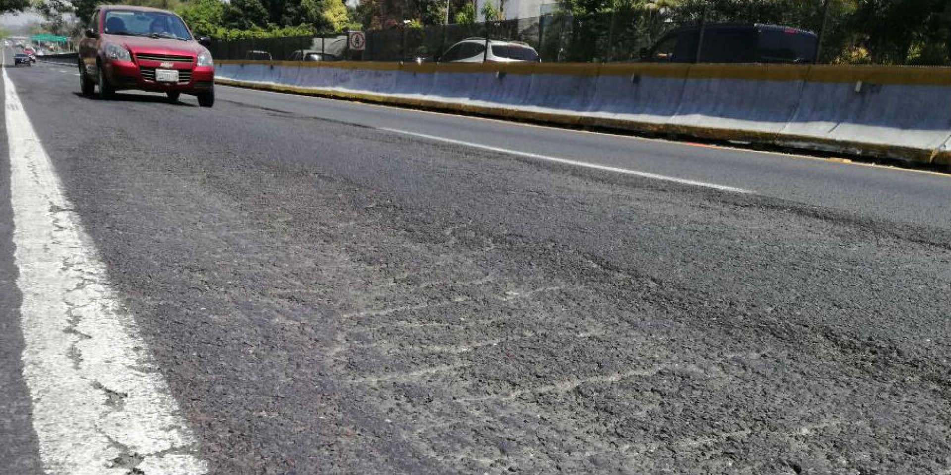Destaca encargado de Ángeles Verdes necesidad de que se reencarpete autopista México-Acapulco