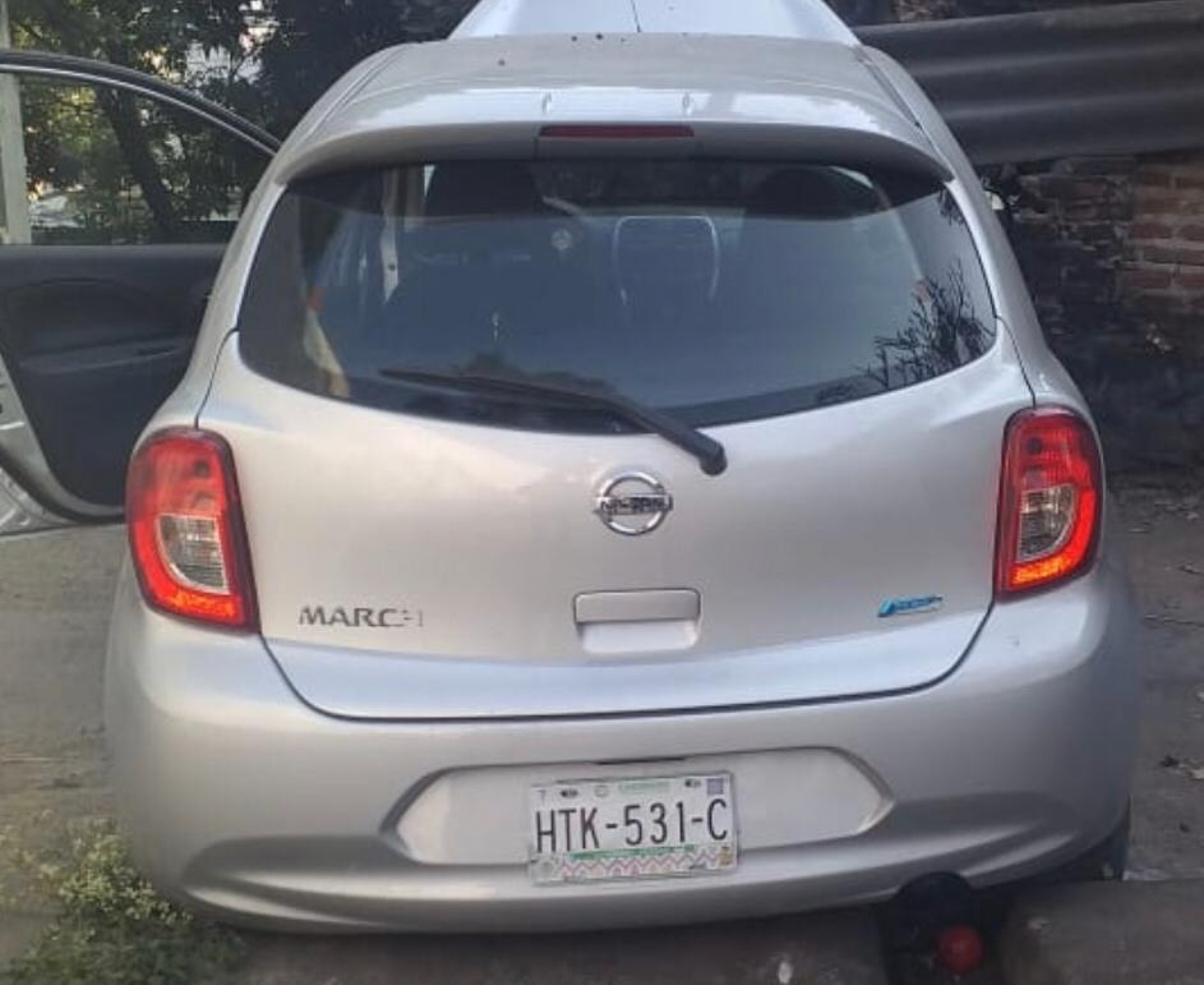 Chocó contra una pared a bordo de un auto robado