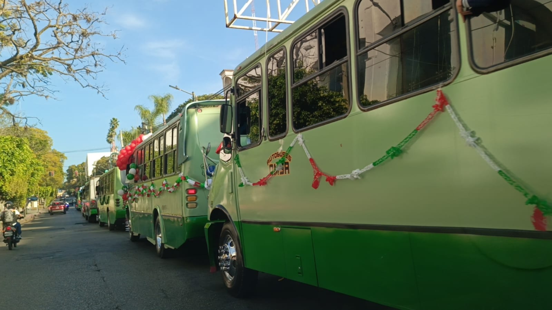 En caravana, conductores de 'rutas' celebran a la virgen de Guadalupe este 12 de diciembre