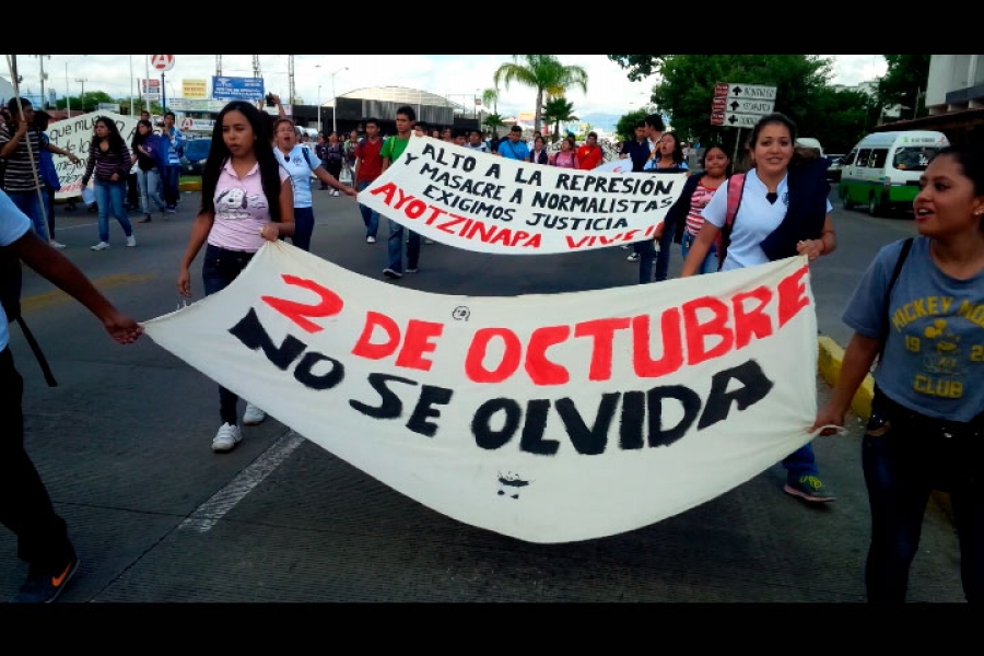 Normalistas marchan para exigir justicia en caso Ayotzinapa