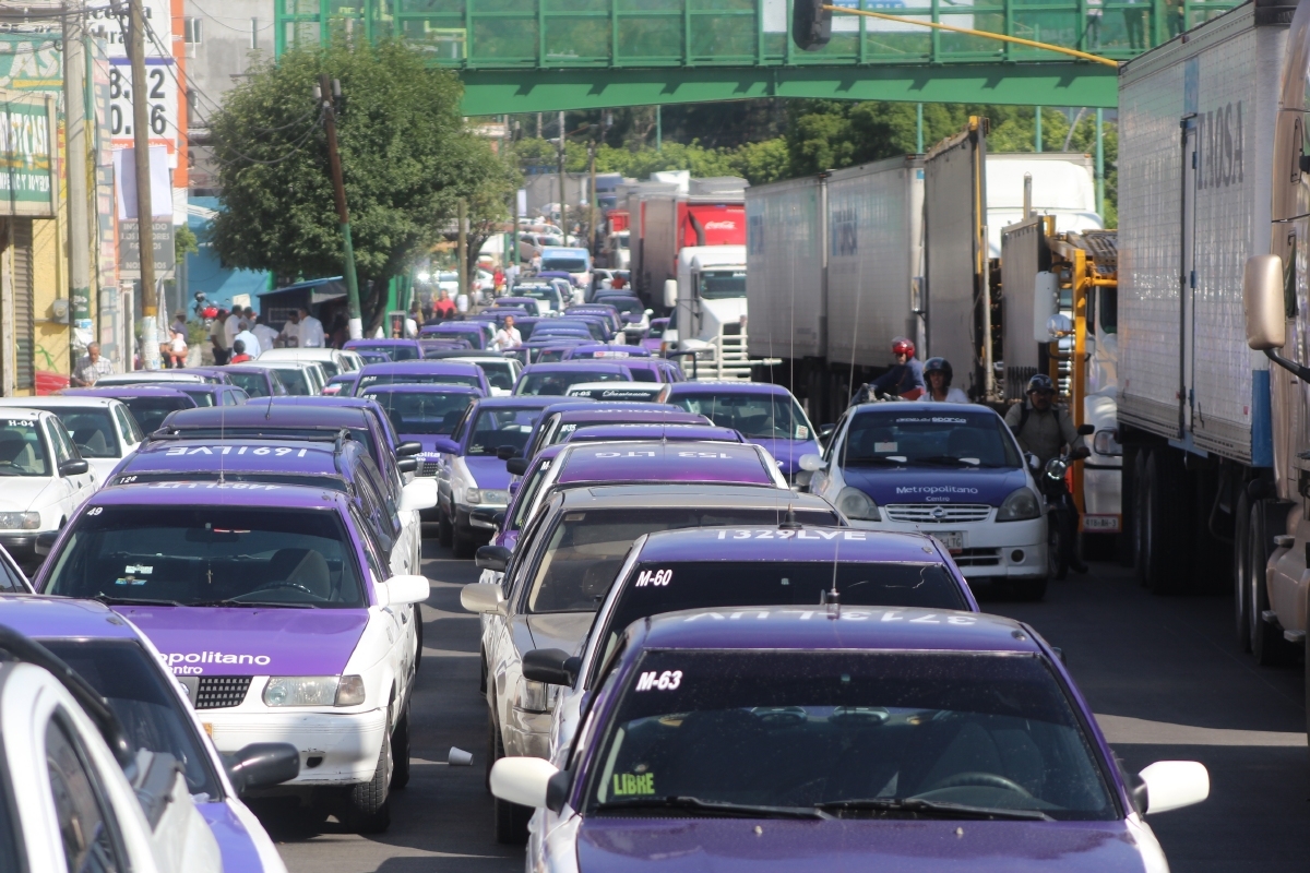 Taxistas bloquean el Paseo Cuauhnáhuac; exigen les renueven permisos