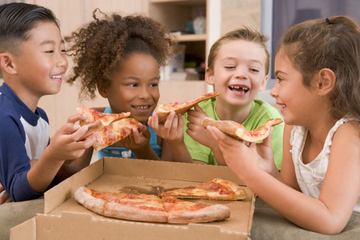¿Por qué no deberías dejar que tus hijos repitan plato en la comida?