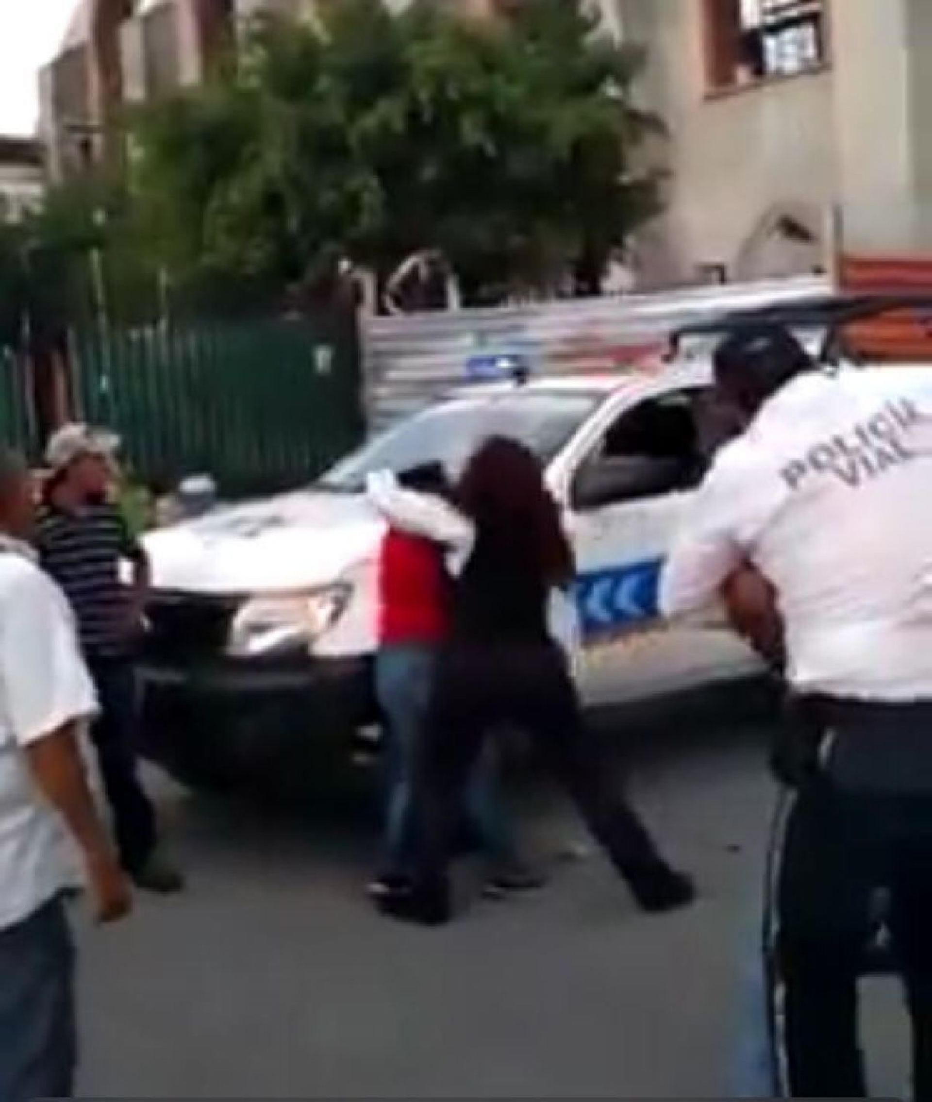 VIDEO: Acoso de cobrador a una agente vial originó agresión a una menor