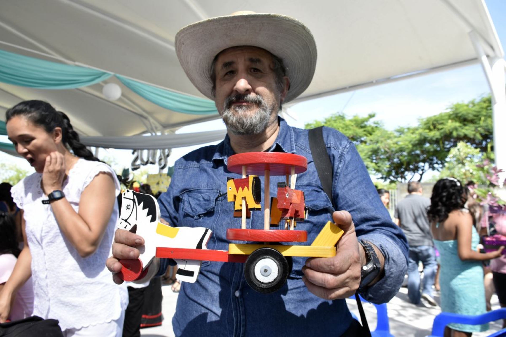 Álvaro, el juguetero en Alpuyeca