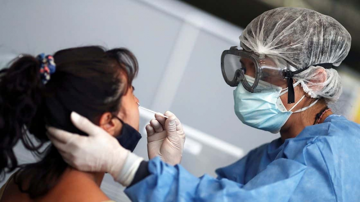 Nuevas variantes de COVID-19 afectan más a los jóvenes y niños