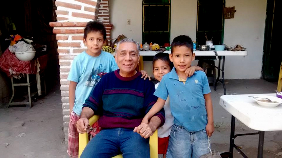 Los videojuegos enseñan a matar, nosotros no queremos eso para nuestros niños: artesanos de Tlatenchi