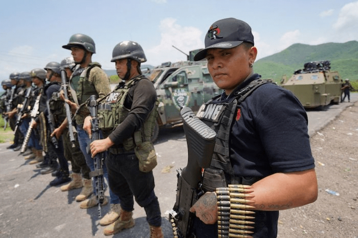 CJNG exhibe su arsenal de armas en Aguililla, Michoacán