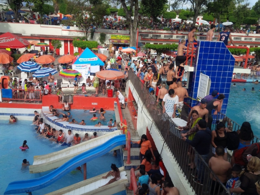 Abarrotan turistas balnearios en la región oriente de Morelos