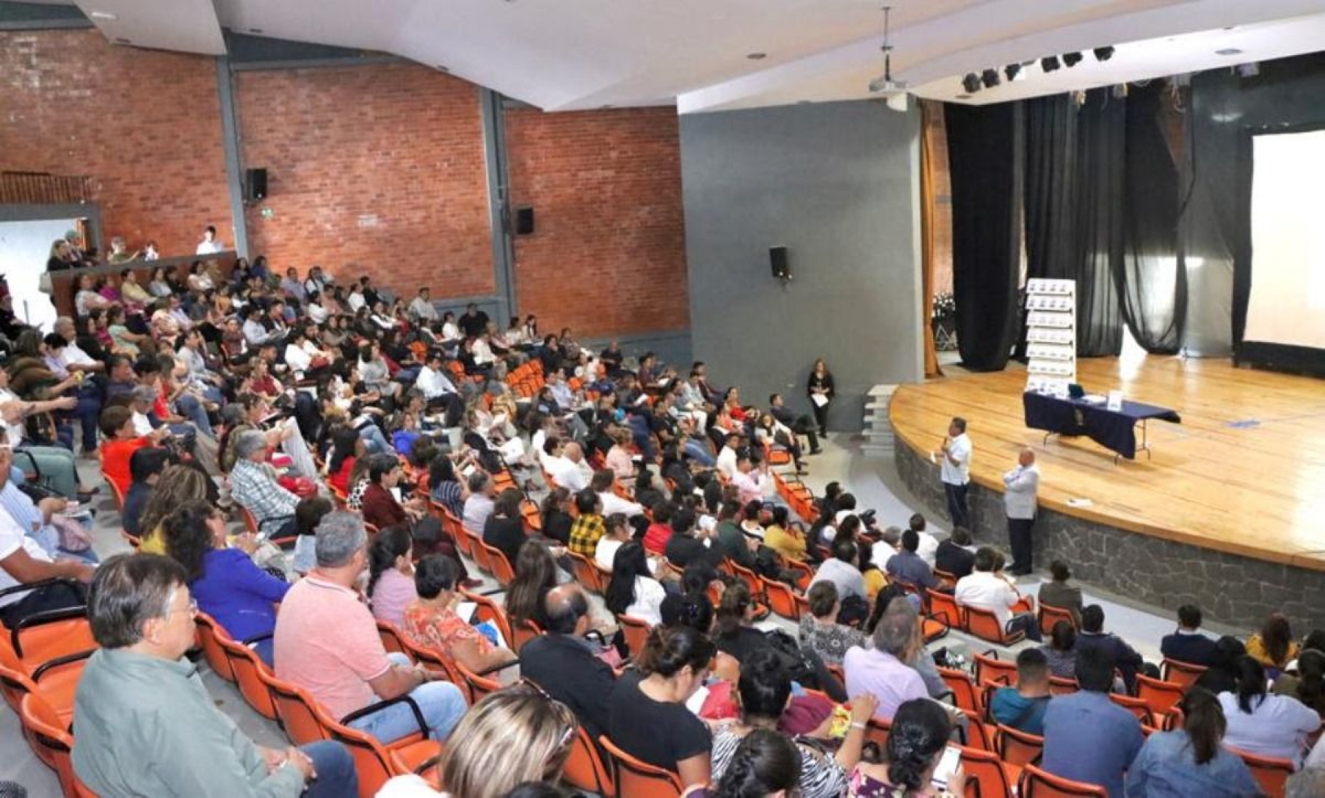 Fortalecen competencias para la enseñanza del español