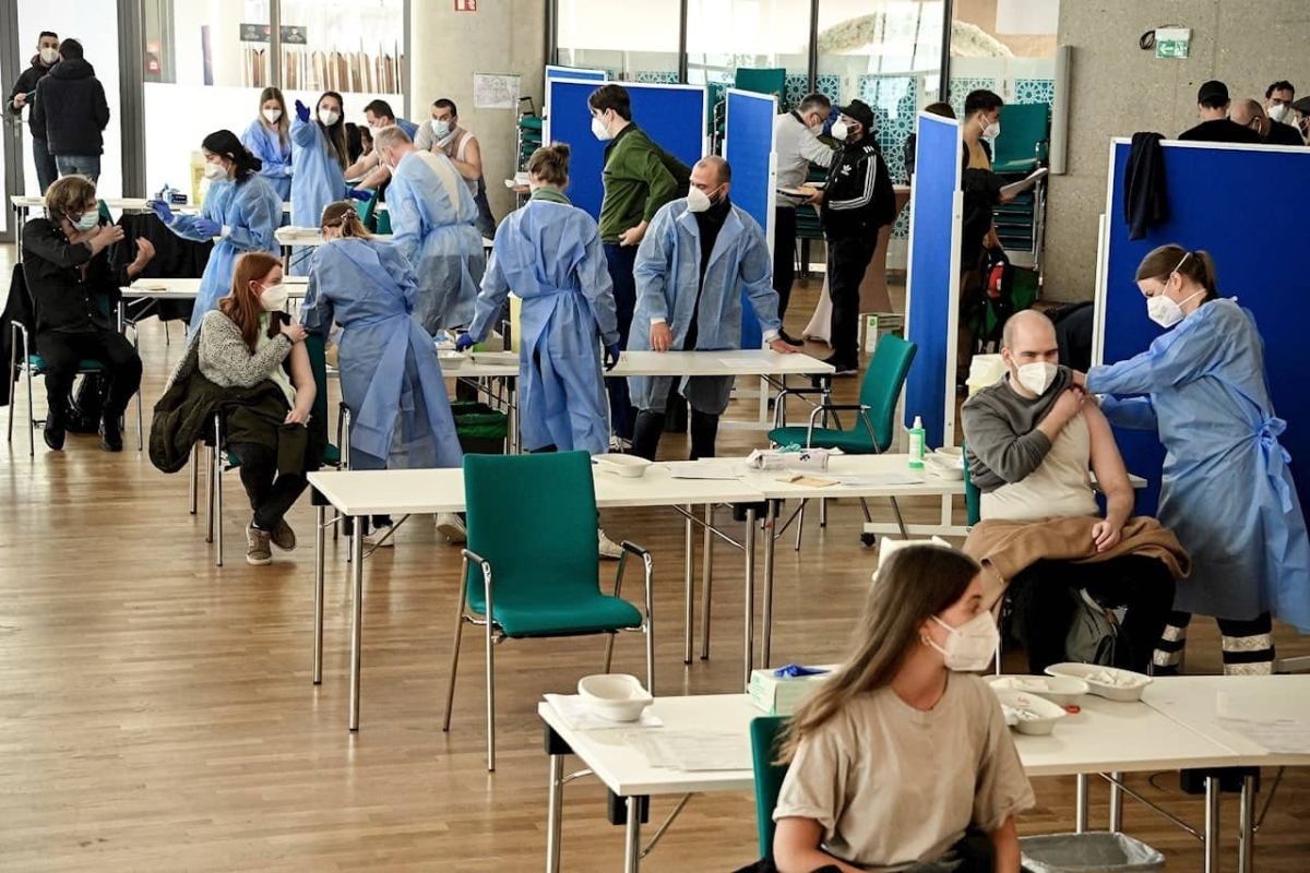 Alemania ofrece dosis de refuerzo de vacuna COVID ante aumento de contagios