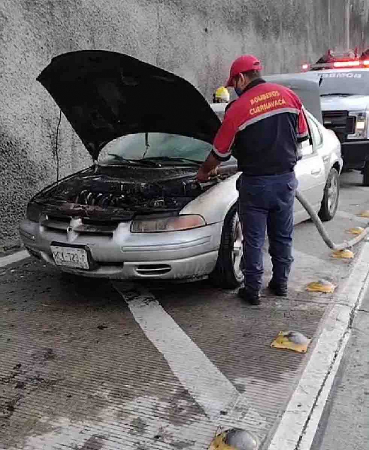Incendio causa daños a un auto en el Paso Exprés