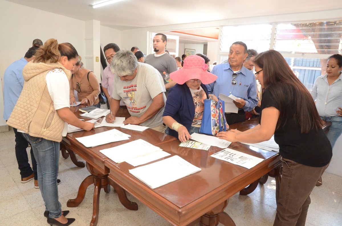Vecinos de la UH Tetelcingo reciben dictámenes sobre el estado de sus viviendas