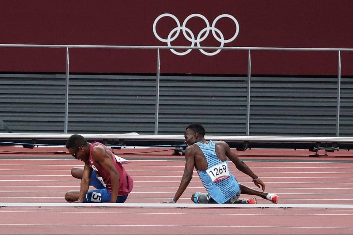 Tropezó y luego llegó a la meta un minuto después del ganador