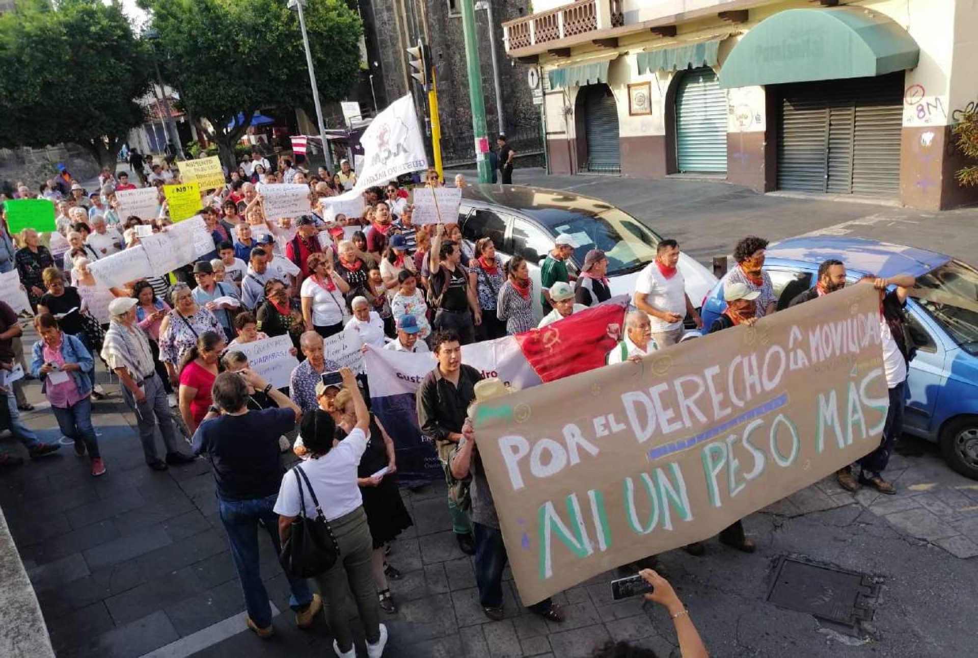 Marchan contra el aumento al pasaje