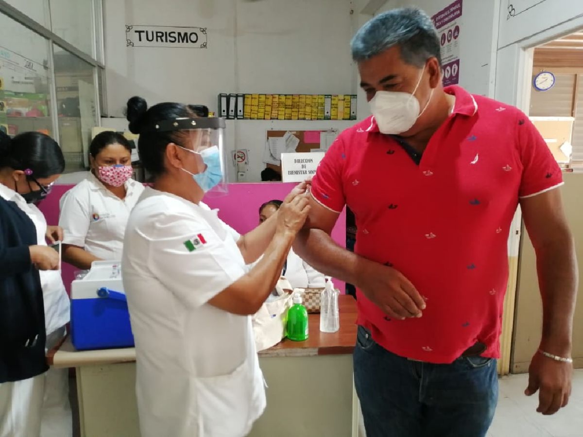 Vacunan contra la influenza a trabajadores municipales de Yautepec