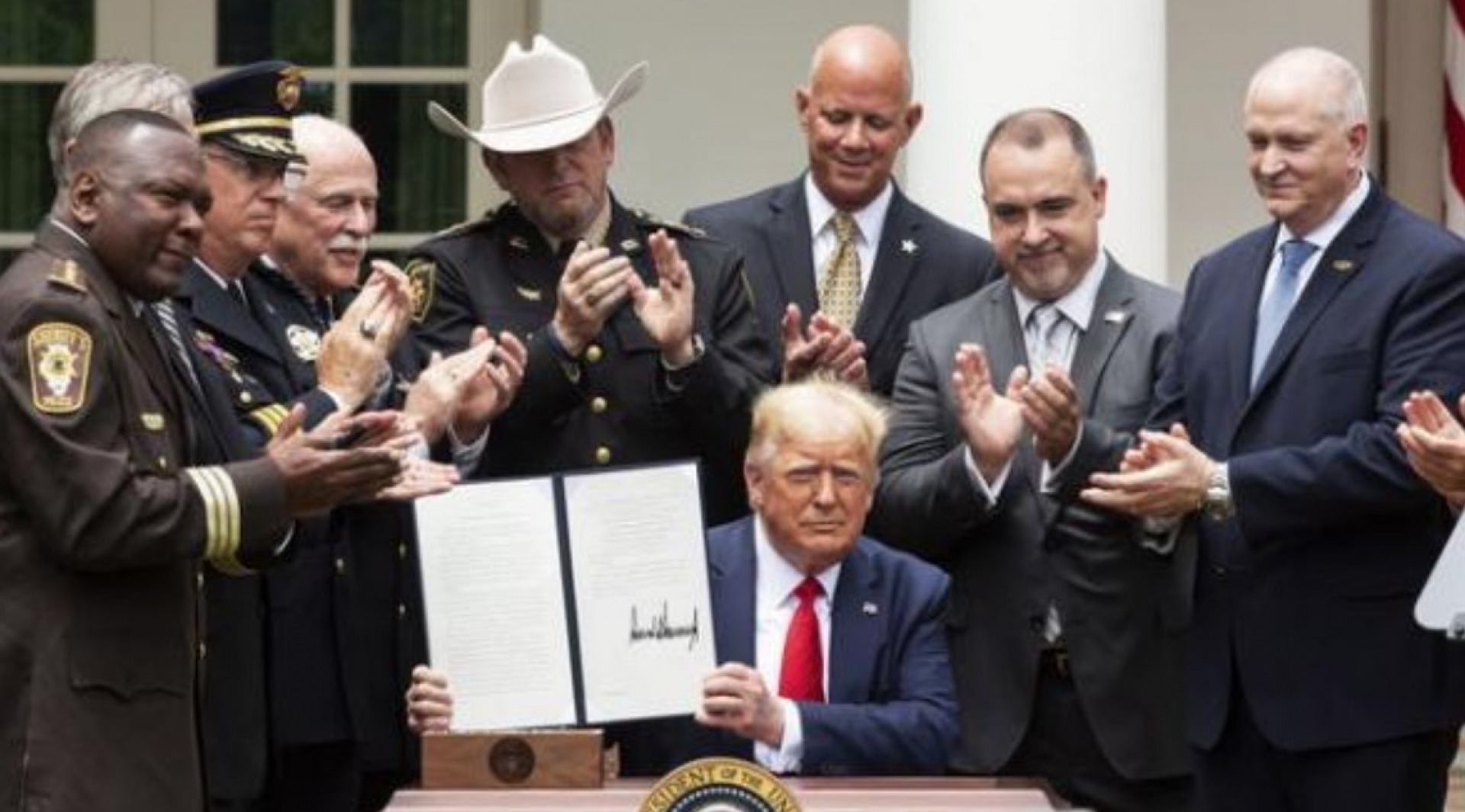 Firma Trump orden ejecutiva policial; prohibe técnicas de estrangulamiento