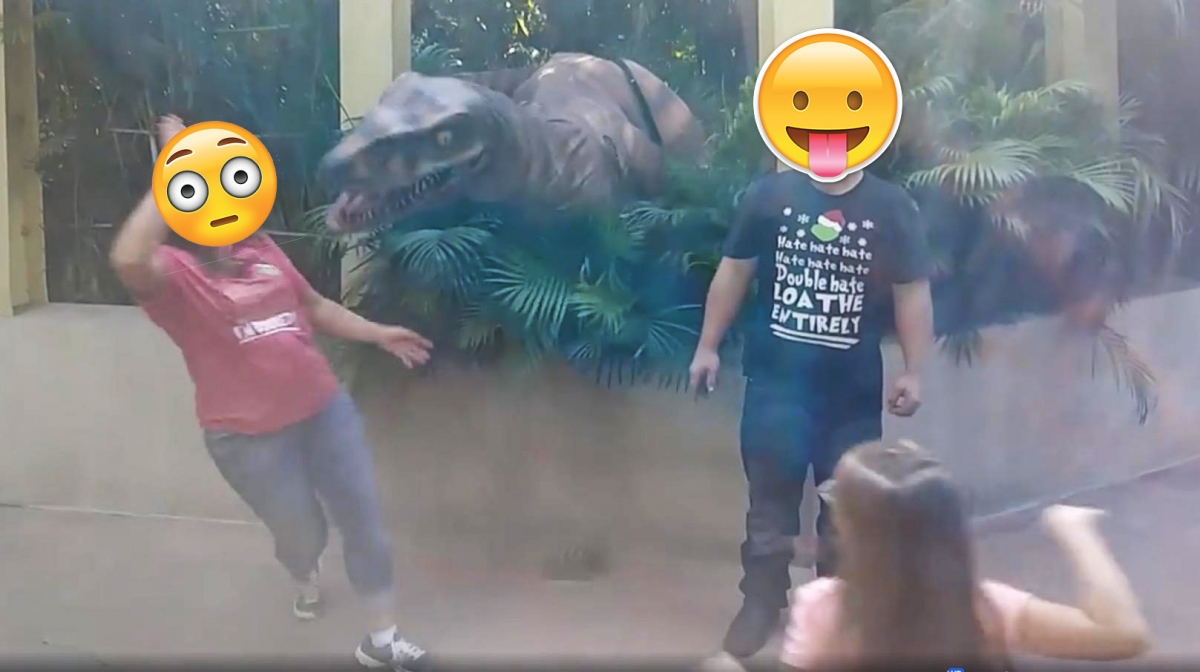 VIDEO: Dinosaurio "ataca" a mujer y así termina la foto familiar