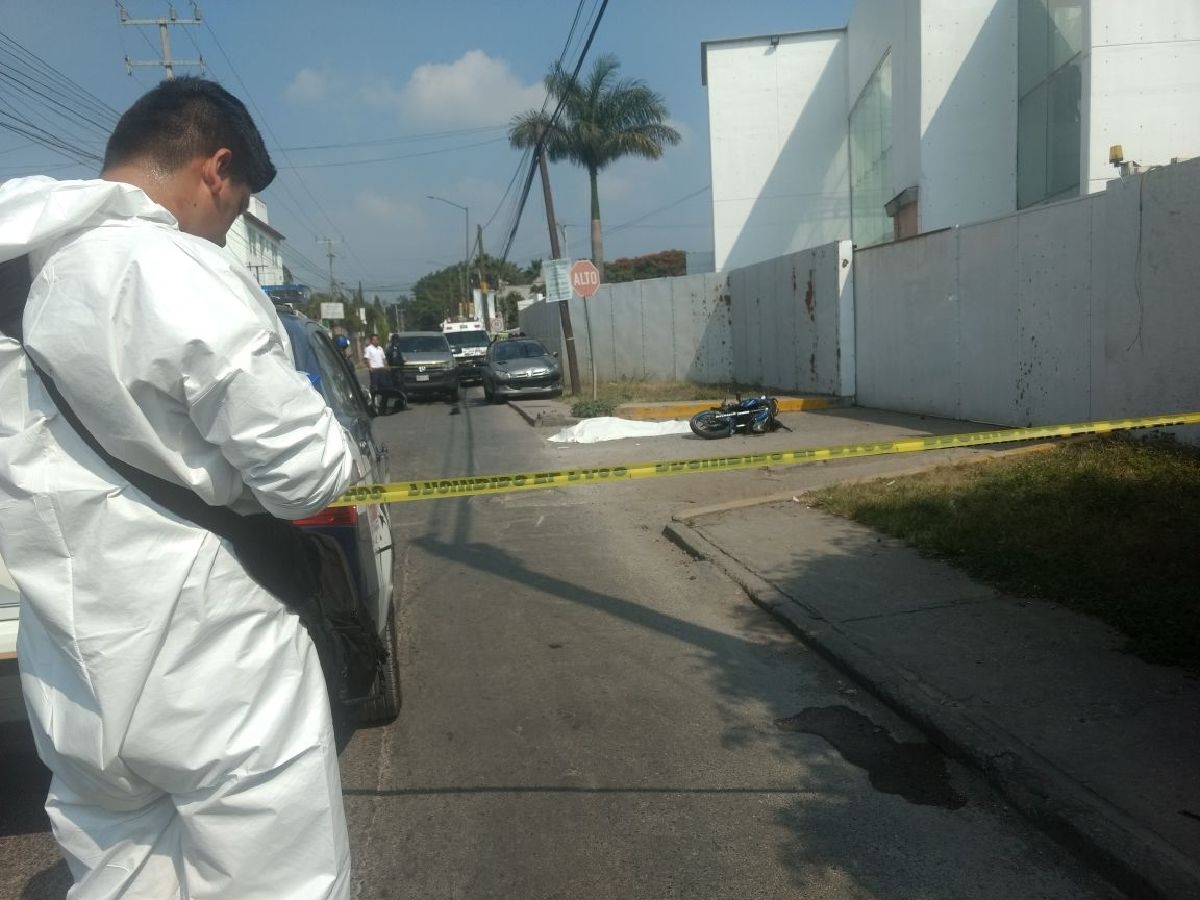 Muere motociclista al impactarse contra un auto en Atlacomulco