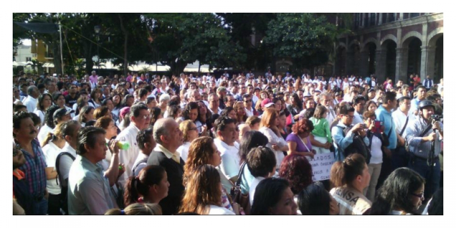 Se manifiestan trabajadores sindicalizados del Gobierno del Estado