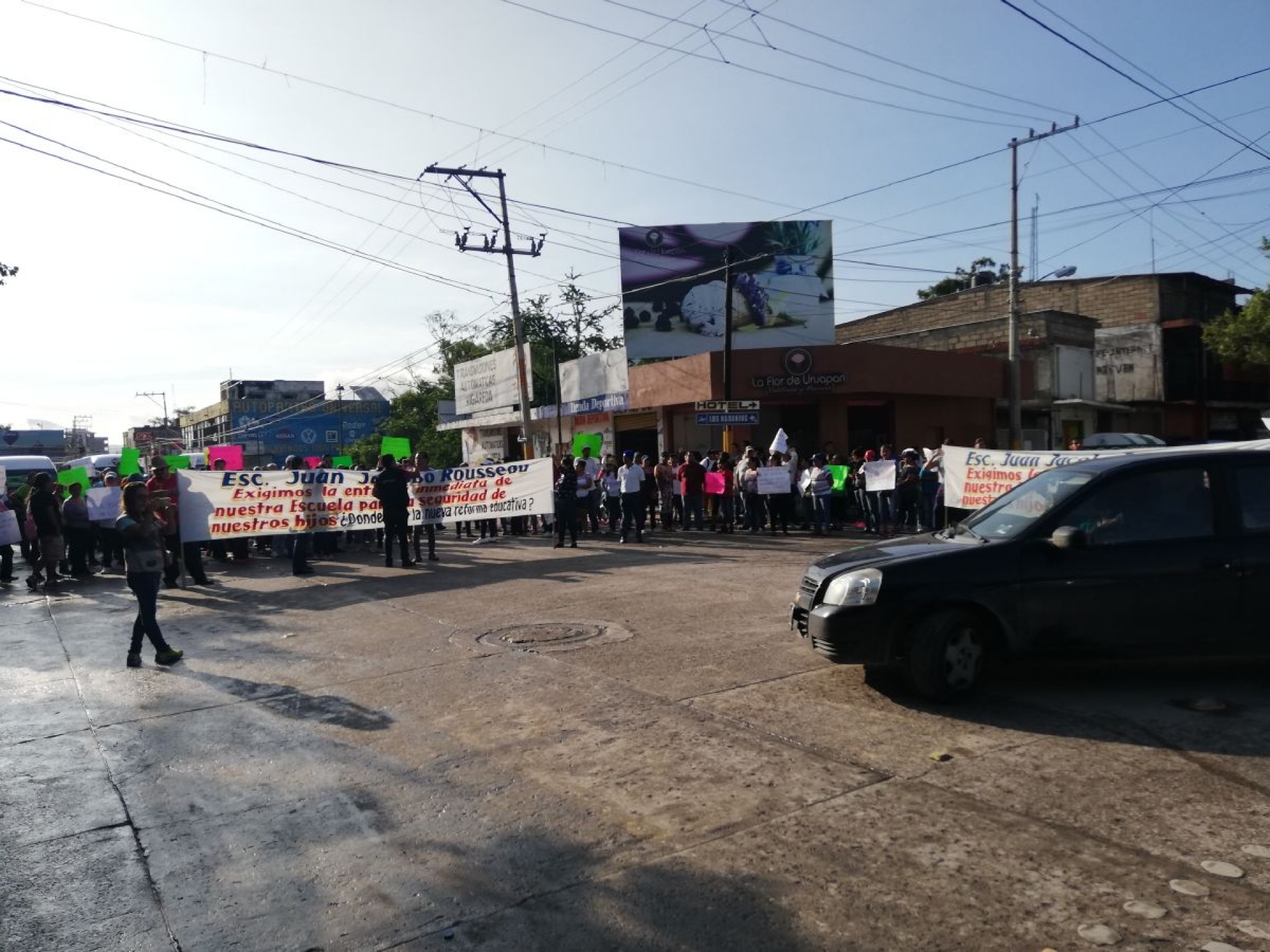 Padres de familia bloquean acceso principal a Jojutla